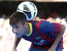 开云官网-冰火交响曲，当秘鲁高原雄鹰掠过北欧冰川，佩德里在中场画出世界地图