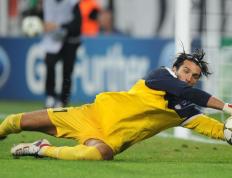 开云体育在线-绿茵双重震撼，勒沃库森崛起撕裂德甲旧序，阿圭罗传奇一击铭刻英超丰碑