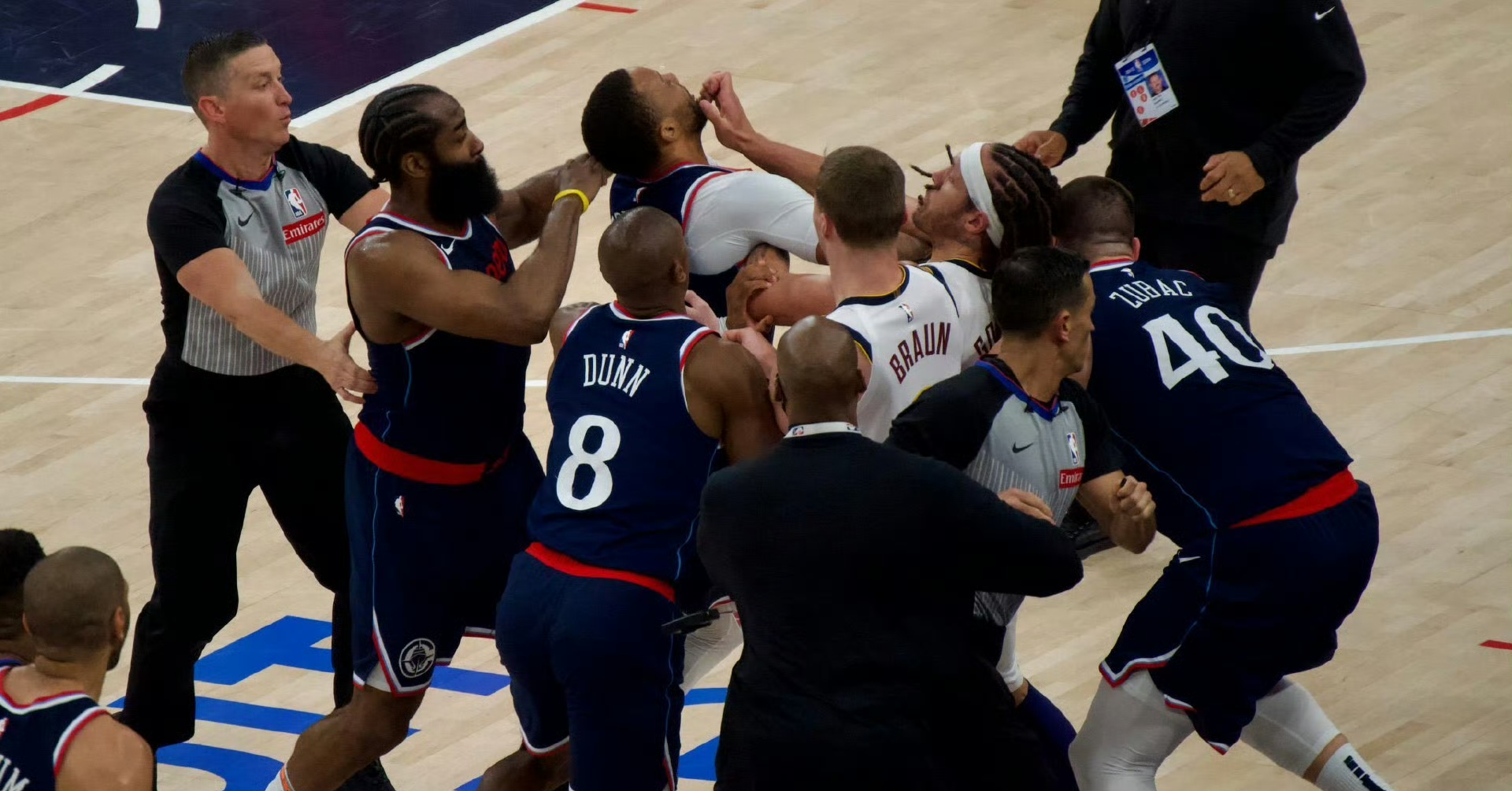 开云APP-篮球比赛中一支顶级球队遭遇败局