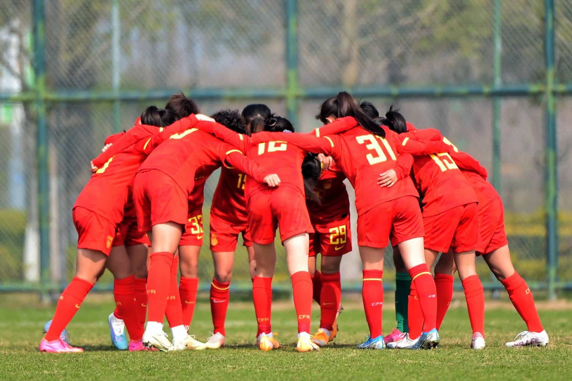 开云下载-女足比赛现场,中国队压倒对手获胜