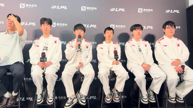 开云下载-FPX横扫KT，JackeyLove单局斩获MVP宿敌对决四强赛，点燃全场激情