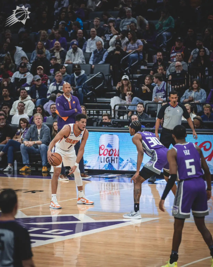 开云体育平台APP-太阳连续两战击败尼克斯，布克独得30分