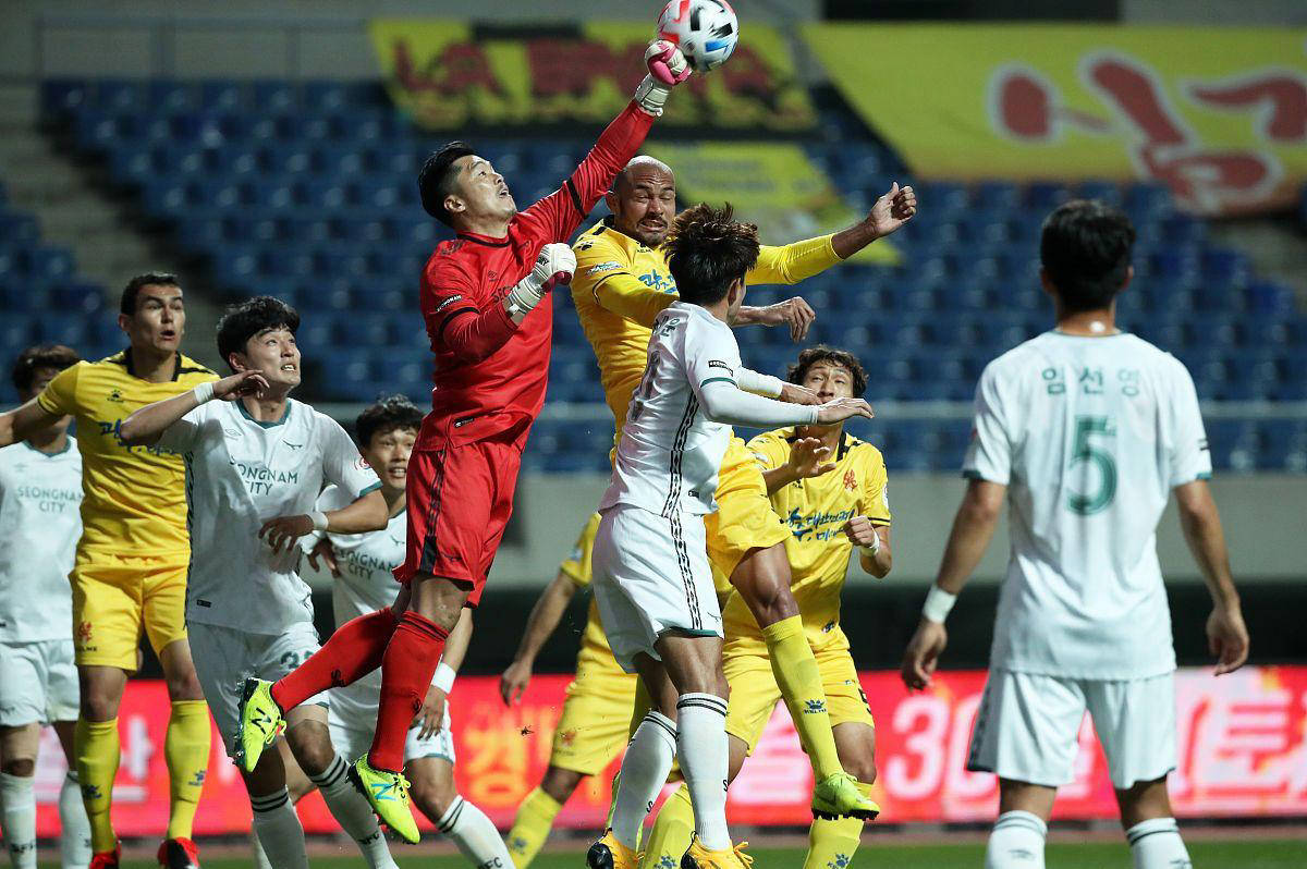 开云体育下载-足球明星登场，球队集结备战谋求胜利