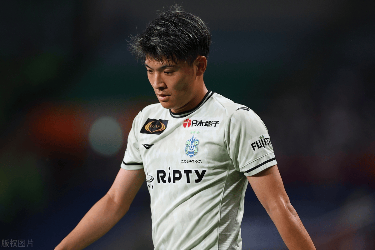 开云APP-萨摩亚后卫埃切伊传授防守经验,团队备战全力以赴