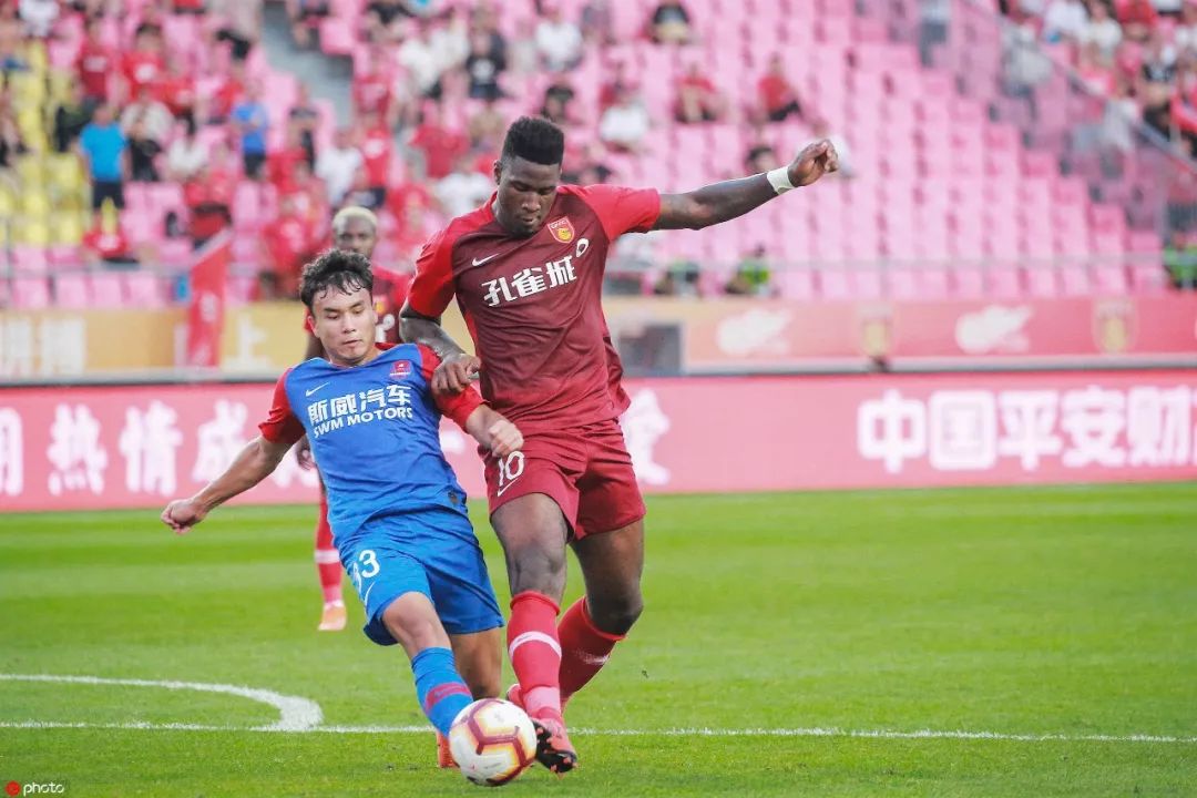 开云APP-萨摩亚后卫埃切伊传授防守经验,团队备战全力以赴