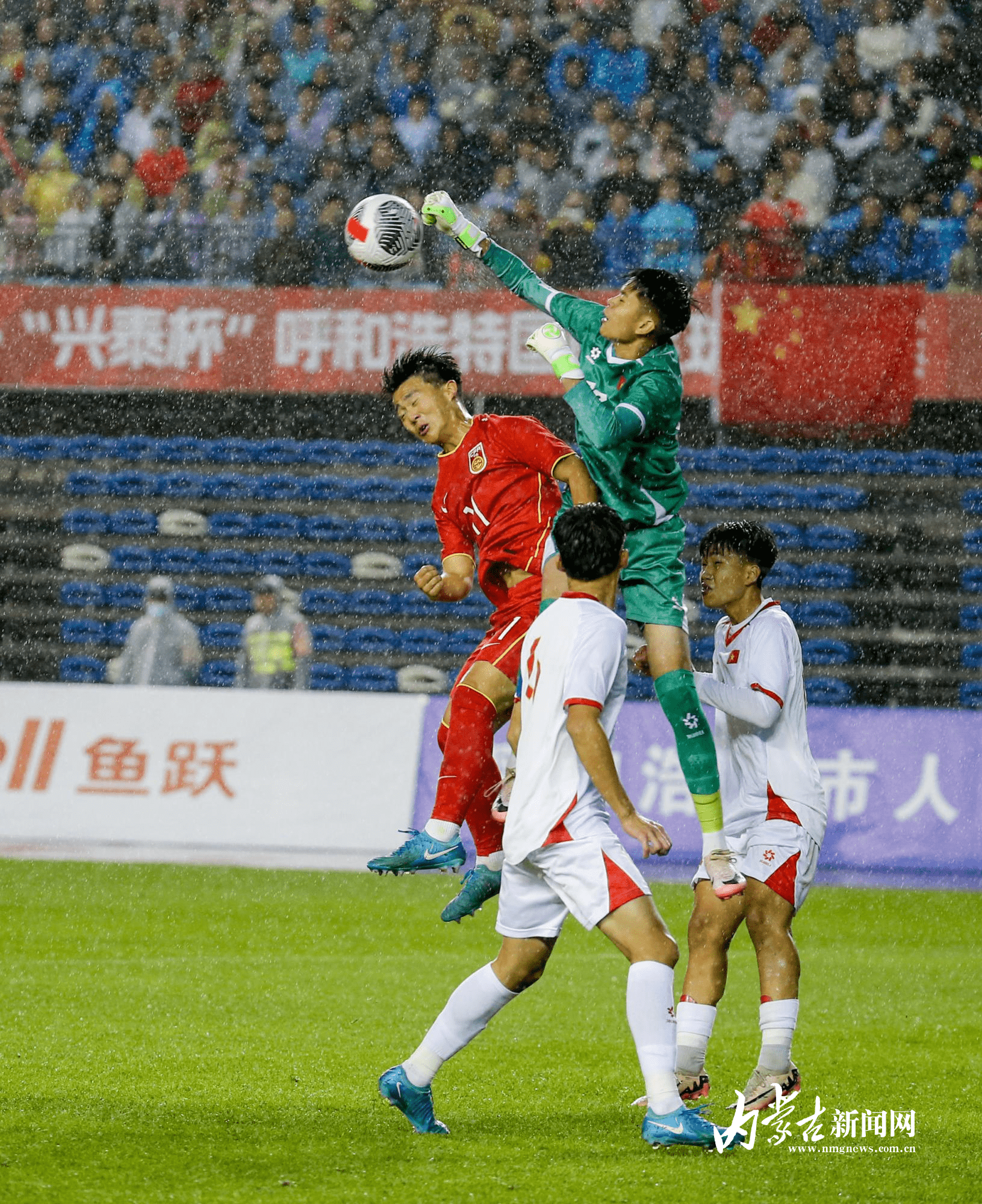 开云下载-激烈对决:球队在比赛中获胜