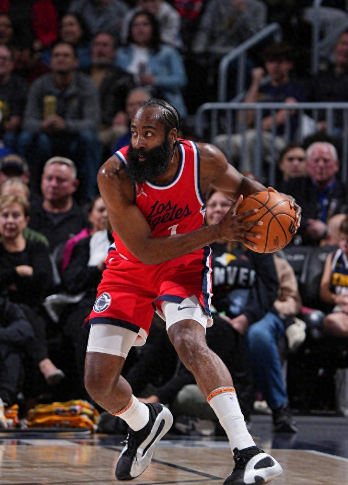 开云体育入口-关于快船横扫雄鹿,福克斯统治全场的信息